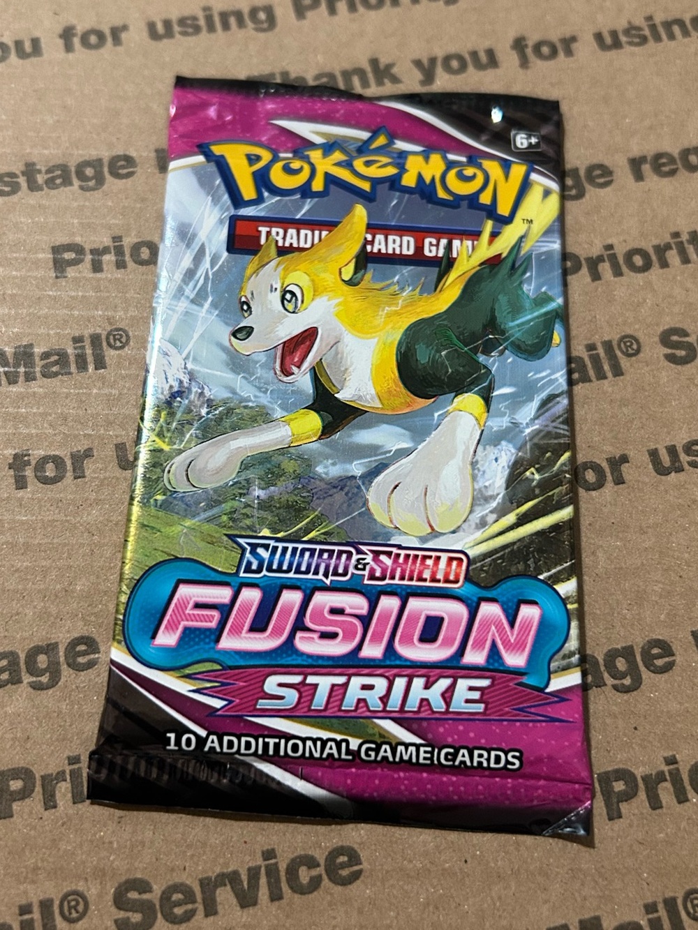 ©️2021 Pokemon TCG 🗡️ & 🛡️ // Fusion Strike Booster Pack (Sealed)